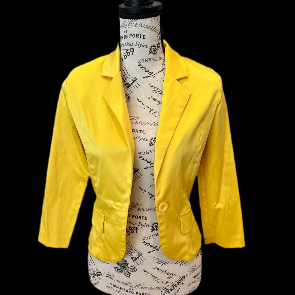 Twist on blazer jacket, yellow size medium, preowned , wearever